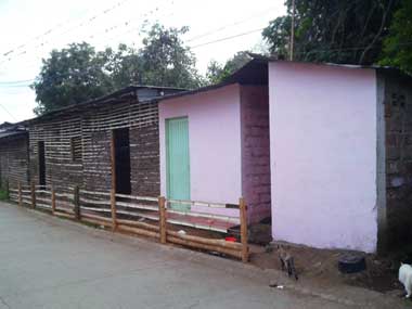 The complete new don Joselito's house: kitchen and bathroom in brick, rooms in wattle and daub