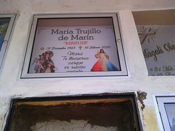 Una pared de tumbas en un cementerio. Una de ellas dice: 'María Trujillo de Marín'