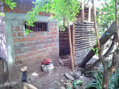 La pared trasera de la casa en bahareque