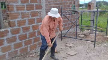 Ramón Darío Marín trabajando con una pala en sus manos