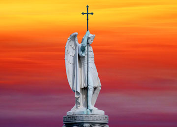 Una estatua de San Miguel Arcángel sobre un fondo rojo y amarillo