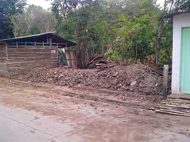 Un lote de tierra lleno de escombros