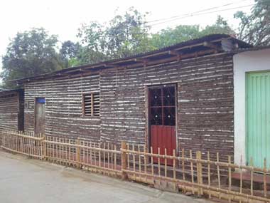 Una casa de bahareque sin pintar