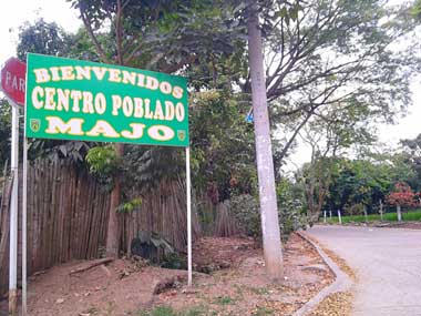 Un aviso a la orilla de una vía. Dice: 'BIENVENIDOS / CENTRO POBLADO MAJO'